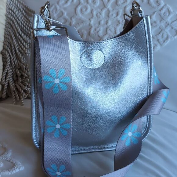 AhDorned🩶 Silver Vegan Leather Small Messenger Crossbody Bag NWT - Picture 7 of 11